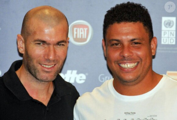 Zinédine Zidane et Ronaldo lors d'une conférence précédant le 10e match contre la pauvreté organisé à Porto Alegre le 19 décembre 2012