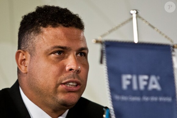 Ronaldo lors d'une conférence de presse annonçant la Coupe des Confédérations au Brésil le 8 novembre 2012 à Sao Paulo