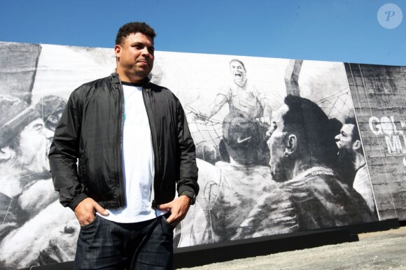 Ronaldo dévoile un mur hommage à sa carrière au centre d'entrainment Joaquim Grava de Sao Paulo le 4 mai 2012