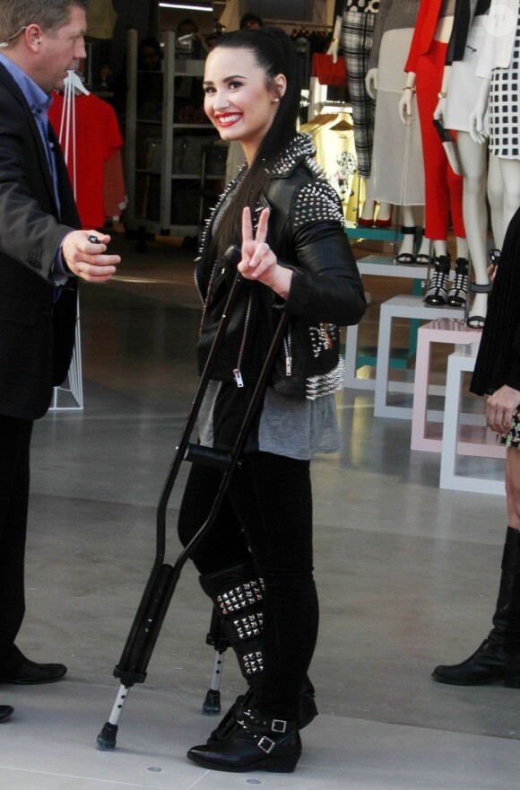 Demi Lovato, blessée, à l'ouverture du magasin Topshop à The Grove à Los Angeles, le 14 février 2013.