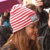 Rihanna, souriante, lorsqu'elle arrive le 16 février à son hôtel à Londres, le 16 fevrier 2013