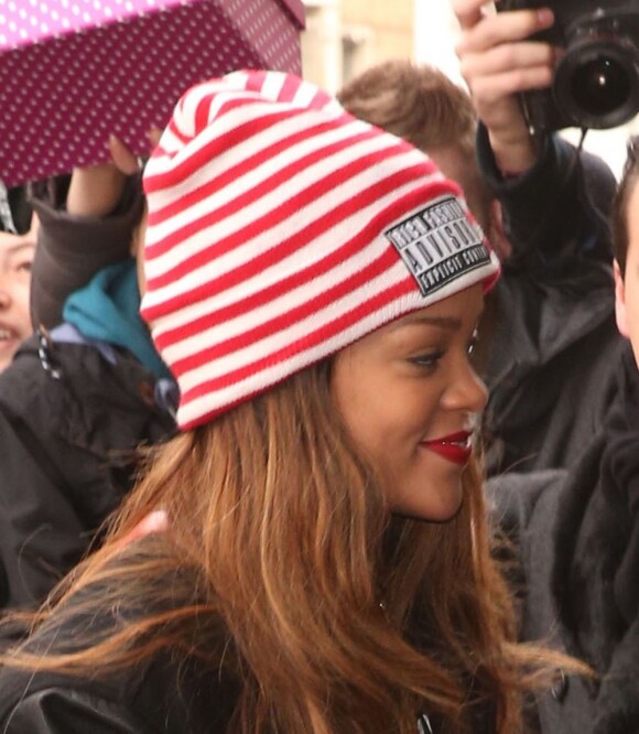 Rihanna, souriante, lorsqu'elle arrive le 16 février à son hôtel à Londres, le 16 fevrier 2013