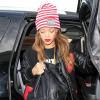 Rihanna arbore une veste Black Pyramid, la marque de Chris Brown, lorsqu'elle arrive à l'aéroport de Los Angeles pour prendre un vol en direction de Londres, le 15 fevrier 2013
