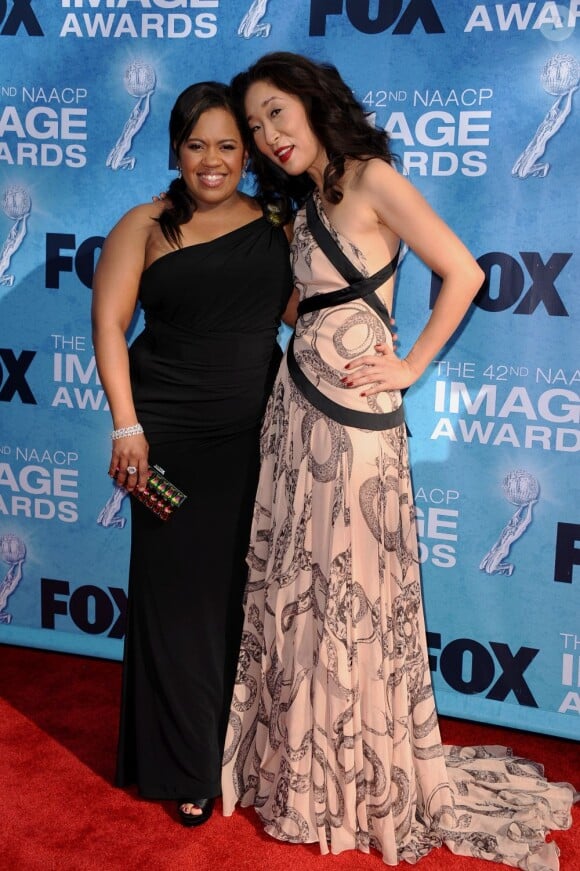 Chandra Wilson et Sandra Oh en mars 2011 à Los Angeles