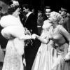 La reine Elizabeth II serre la main de l'actrice Jayne Mansfield à Londres, le 5 novembre 1957.