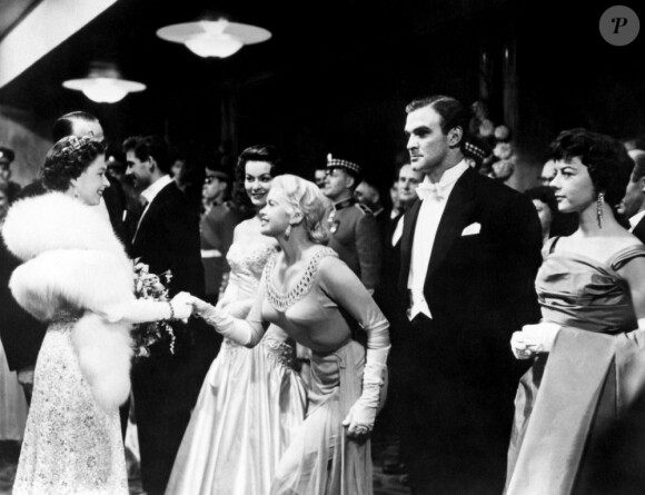 La reine Elizabeth II serre la main de l'actrice Jayne Mansfield à Londres, le 5 novembre 1957.