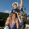 Mariska Hargitay et son fils August, à DisneyLand Paris