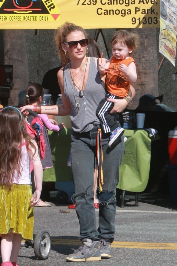 Exclusif - Drea DeMatteo va faire des courses avec ses enfants Alabama et Waylon à Studio City, le 17 février 2013.