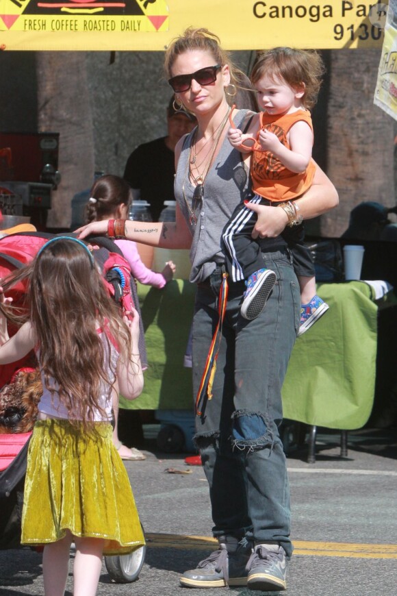 Exclusif - La jolie Drea DeMatteo va faire des courses avec ses enfants Alabama et Waylon à Studio City, le 17 février 2013.