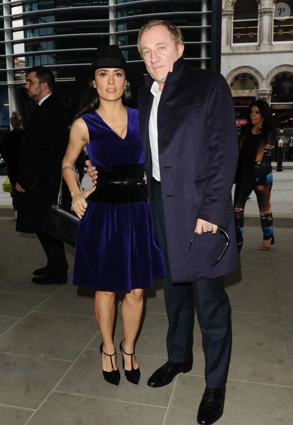 Salma Hayek et son mari François Henri-Pinault arrivent au défilé Christopher Kane lors de la fashion week à Londres le 18 février 2013.