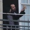Alice Kim fume une cigarette au balcon de son hôtel, avec son époux Nicolas Cage, le 16 février 2013, en Allemagne.