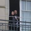 Alice Kim fume une cigarette au balcon de son hôtel, avec son mari Nicolas Cage, le 16 février 2013, en Allemagne.