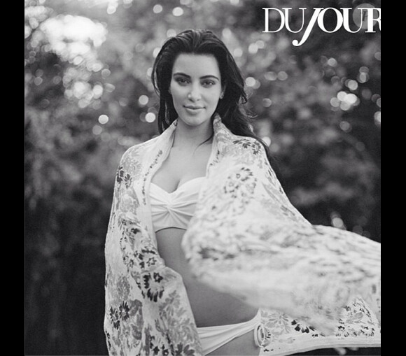 Kim Kardashian, enceinte, a pris la pose pour le magazine en ligne DuJour.com.