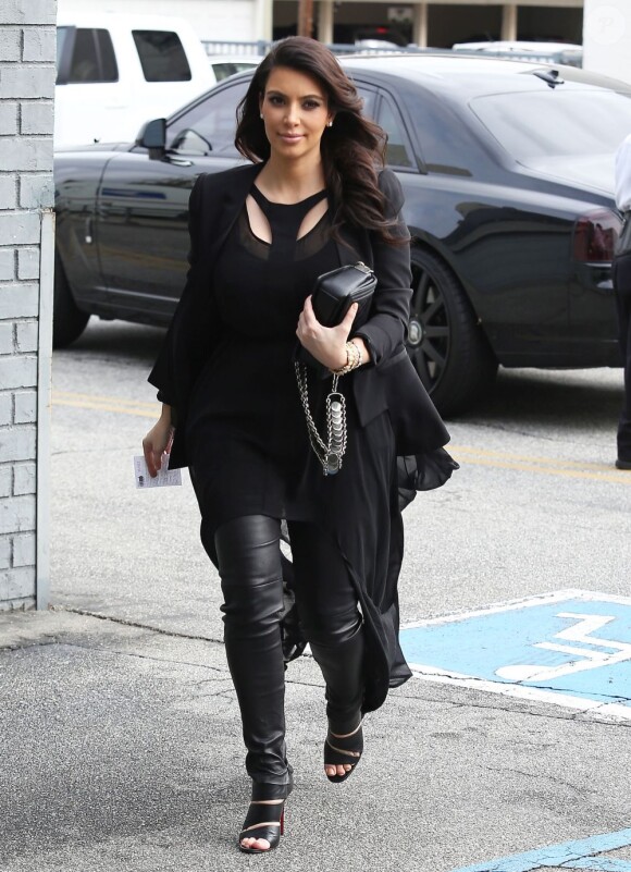 Kim Kardashian enceinte se promène à Beverly Hills, le 19 février 2013.