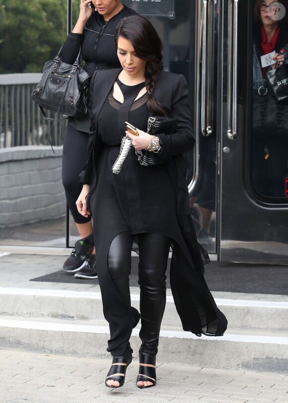 Kim Kardashian enceinte se promène à Beverly Hills, le 19 février 2013.