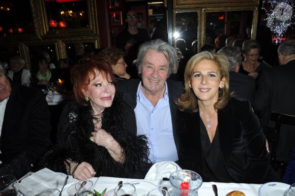 Régine, Alain Delon et la journaliste Anne Fulda à la soirée Regine's Birthday chez Michou à Paris, le 12 février 2013.