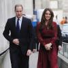 Kate Middleton, en janvier, dissimule ses jeunes formes de femme enceinte sous un manteau bordeaux qui lui va à ravir.