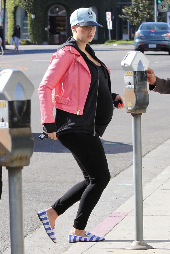 Amber Rose dans un look sporty chic et enceinte de huit mois adopte un look relax pour arpenter les rues de Los Angeles