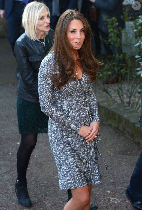 Kate Middleton porte une robe MaxMara Studio de 2011 pour dévoiler son baby-bump le 19 février 2013.