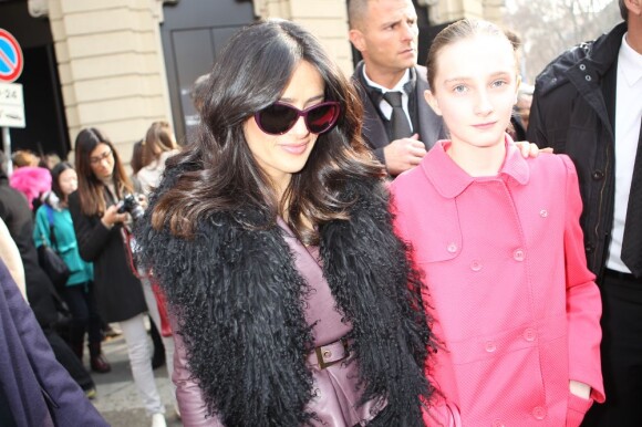 Salma Hayek et Mathilde Pinault, fille de François-Henri Pinault, arrivent au défilé Gucci. Milan, le 20 février 2013.