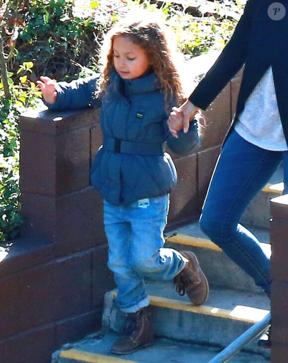 Halle Berry dépose sa fille Nahla à l'école à Studio City, le 20 février 2013. La petite fille est habillée avec un épais manteau d'hiver.