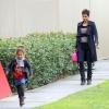 Halle Berry va chercher sa fille Nahla à l'école à Los Angeles, le 19 février 2013. La petite fille n'arrête pas de courir.