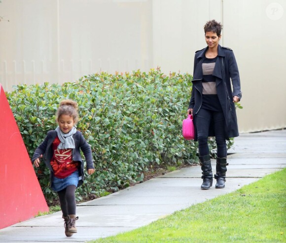 Halle Berry va chercher sa fille Nahla à l'école à Los Angeles, le 19 février 2013. La petite fille n'arrête pas de courir.