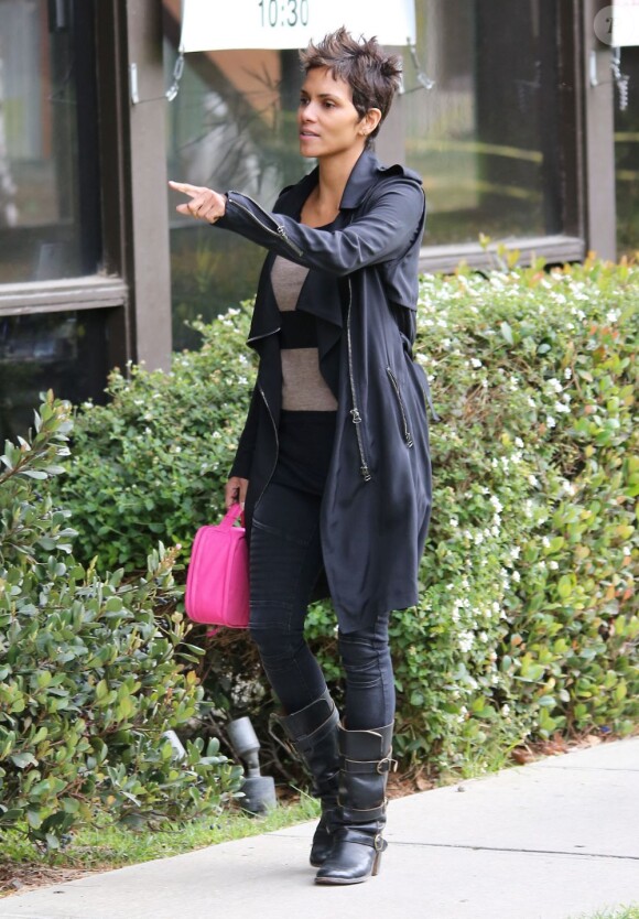 Halle Berry va chercher sa fille Nahla à l'école à Los Angeles, le 19 février 2013. La maman s'adresse à sa fille qui court sur le trottoir.