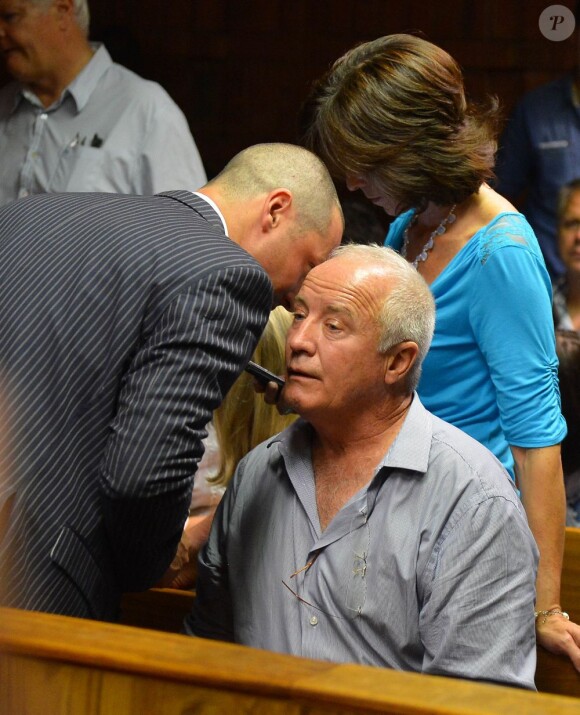 Carl et Henke Pistorius, le frère et le père d'Oscar Pistorius, au tribunal d'instance de Pretoria, troisième jour d'audience pour la demande de libération sous caution, le 21 février 2013.
