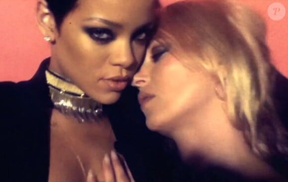 Rihanna et Kate Moss, ultrasexy face à l'objectif de Mario Testino pour le numéro 82 intitulé Dynamic Duos du magazine V.