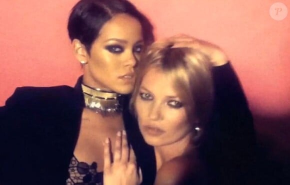 Rihanna et Kate Moss, sexy à souhait face à l'objectif de Mario Testino pour le numéro 82 intitulé Dynamic Duos du magazine V.