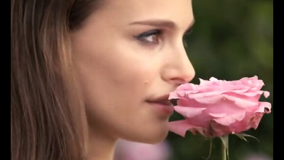Natalie Portman voit la vie en rose dans ses parures d'égérie Dior