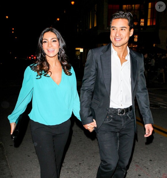 Mario Lopez et sa femme Courtney Mazza, enceinte, dans The Grove pour une soirée caritative au Mixology où Mario s'est laissé embrasser fougueusement par la cougar Adrienne Maloof pour 25 000 dollars.