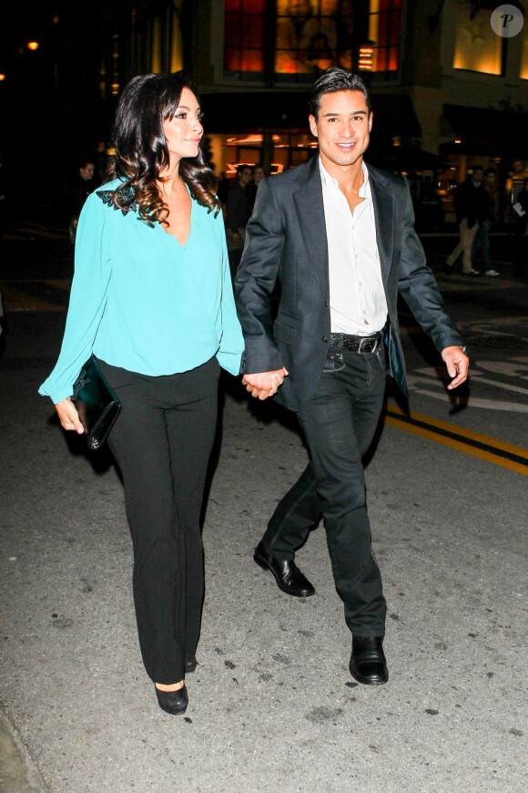 Mario Lopez et Courtney Mazza, enceinte, dans The Grove pour une soirée caritative au Mixology où Mario s'est laissé embrasser fougueusement par la cougar Adrienne Maloof pour 25 000 dollars.