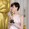 Anne Hathaway embrasse son Oscar pendant la 85e cérémonie des Oscars au Dolby Theatre de Los Angeles, le 24 février 2013.