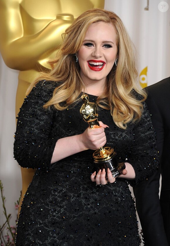 Adele fête avec délice son Oscar à la 85e cérémonie des Oscars au Dolby Theatre de Los Angeles, le 24 février 2013.