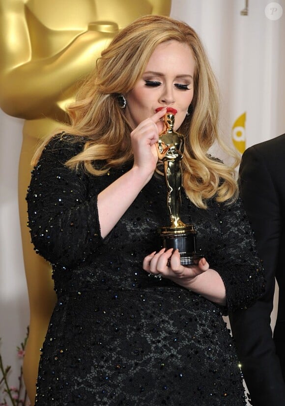 Adele et son Oscar de la chanson originale à la 85e cérémonie des Oscars au Dolby Theatre de Los Angeles, le 24 février 2013.