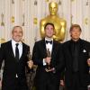 Andy Nelson, Mark Paterson et Simon Hayes, responsables du mixage sonore des Misérables, pendant la 85e cérémonie des Oscars au Dolby Theatre de Los Angeles, le 24 février 2013.