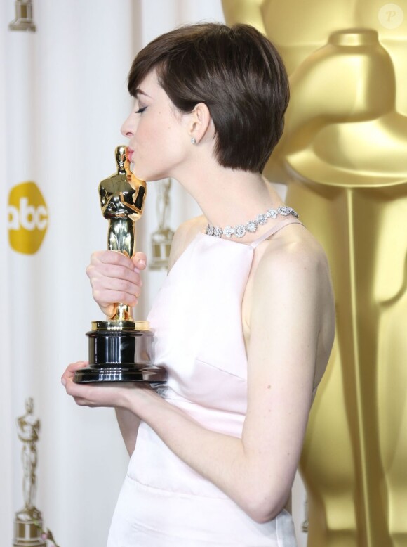Anne Hathaway à la 85e cérémonie des Oscars au Dolby Theatre de Los Angeles, le 24 février 2013.