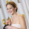 Jennifer Lawrence savoure pendant la 85e cérémonie des Oscars au Dolby Theatre de Los Angeles, le 24 février 2013.
