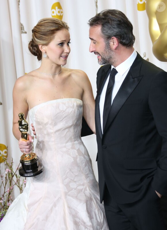 Jennifer Lawrence et le gentleman Jean Dujardin à la 85e cérémonie des Oscars au Dolby Theatre de Los Angeles, le 24 février 2013.