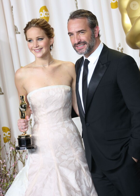 Jennifer Lawrence et son remettant Jean Dujardin lors du photocall durant la 85e cérémonie des Oscars au Dolby Theatre de Los Angeles, le 24 février 2013.