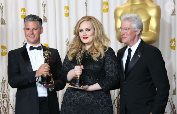 Adele, Paul Epworth au côté de Richard Gere lors de la 85e cérémonie des Oscars au Dolby Theatre de Los Angeles, le 24 février 2013.