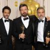 Grant Heslov, Ben Affleck et George Clooney fêtent l'Oscar pendant la 85e cérémonie des Oscars au Dolby Theatre de Los Angeles, le 24 février 2013.