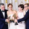 Daniel Day-Lewis, Jennifer Lawrence, Anne Hathaway et Christoph Waltz posent avec leurs statuettes lors de la 85e cérémonie des Oscars au Dolby Theatre de Los Angeles, le 24 février 2013.