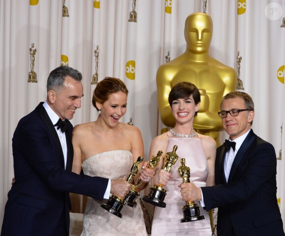 Daniel Day-Lewis, Jennifer Lawrence, Anne Hathaway et Christoph Waltz pendant la 85e cérémonie des Oscars au Dolby Theatre de Los Angeles, le 24 février 2013.