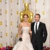 Jennifer Lawrence, Oscar de la meilleure actrice pour Happiness Therapy, et Jean Dujardin lors de la 85e cérémonie des Oscars à Los Angeles le 24 février 2013