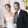 Jennifer Lawrence, son Oscar de la meilleure actrice, et Jean Dujardin lors de la 85e cérémonie des Oscars à Los Angeles le 24 février 2013