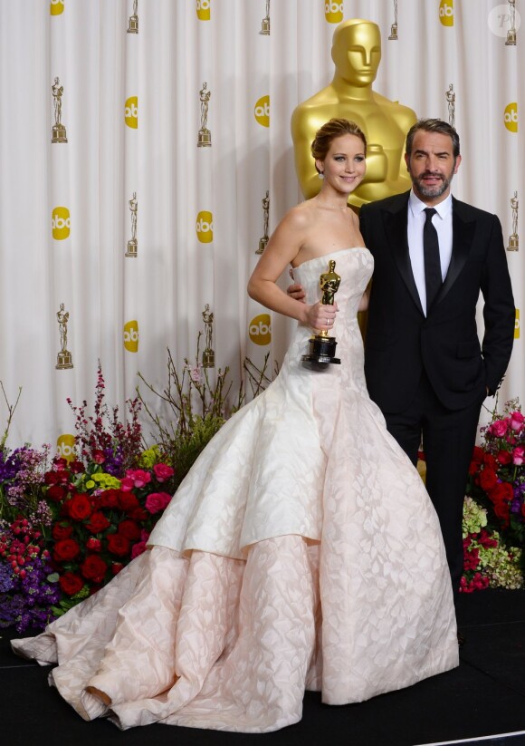 Jennifer Lawrence, Oscar de la meilleure actrice pour Happiness Therapy, une statuette qu'elle a reçue des mains de Jean Dujardin lors de la 85e cérémonie des Oscars à Los Angeles le 24 février 2013