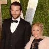 Bradley Cooper et sa mère Gloria Cooper assistent à la soirée Vanity Fair au Sunset Tower Hotel suivant la 85e cérémonie des Oscars. Los Angeles, le 24 février 2013.